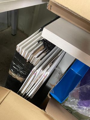 une pile de dossiers posée sur une étagère dans une pièce