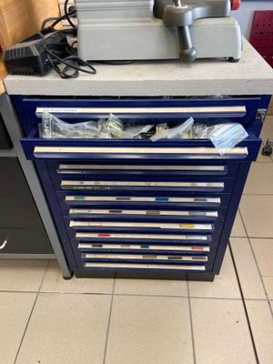 l'image d'un établi sur lequel sont posés des outils