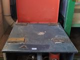 l'image d'une machine installée dans un garage
