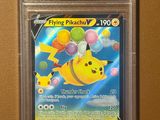 gros plan d'une carte pokemon dans un étui en plastique