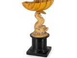 une photo d'une sculpture en bois représentant un oiseau sur un socle