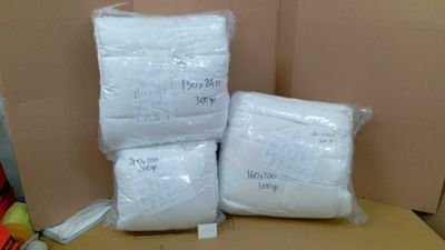 trois paquets de papier toilette posés sur une boîte en carton