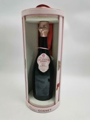 une bouteille de champagne vide dans une boîte rose posée sur une surface blanche