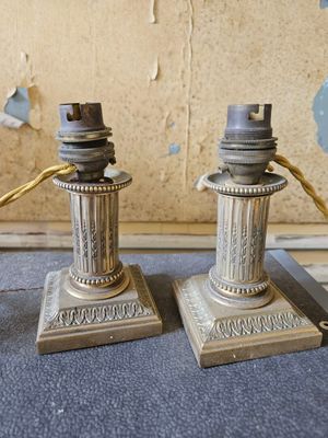deux bougies posées sur une table