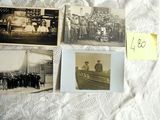 plusieurs vieilles photos d'hommes et de femmes allongés sur un lit dans une chambre