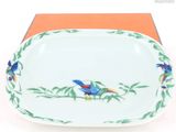 une assiette ornée d'un motif d'oiseau, posée sur une table