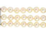 un gros plan d'un bracelet blanc et jaune sur fond blanc