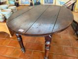 une table dont le plateau et le piètement sont en bois
