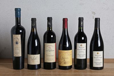 six bouteilles de vin sont alignées sur une table en bois