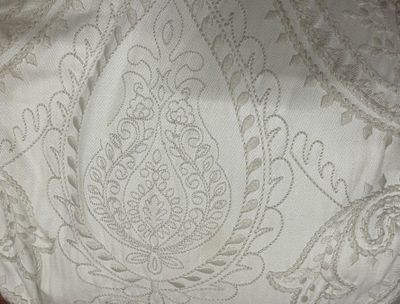 un gros plan d'un lit recouvert d'une couette blanche