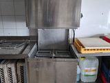 un évier en acier inoxydable au milieu d'une cuisine