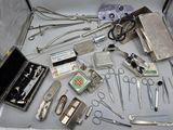 de nombreux types d'instruments chirurgicaux sur la table d'opération