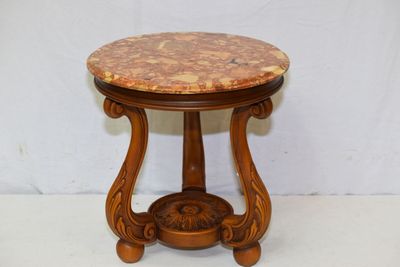 Petite table dessus de marbre, piétement tripode.