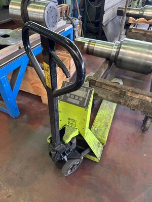 une machine posée sur une table dans une usine