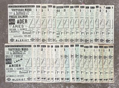 beaucoup de billets posés sur une table
