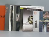 plusieurs livres sont empilés sur une table