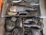 un grand nombre d'outils posés sur le sol