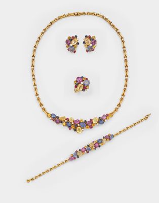 un ensemble composé d'un collier, d'un bracelet et de boucles d'oreilles en or, serti de pierres multicolores