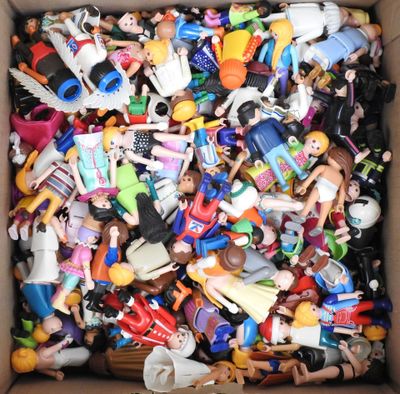 une boîte en carton remplie d'une multitude de jouets de toutes sortes