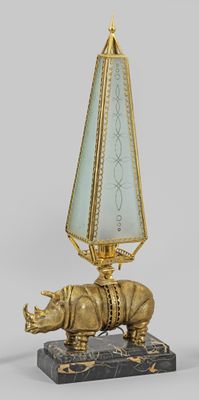 paire de lampes de table en laiton et en verre, ornées de figurines de rhinocéros sur des socles en marbre