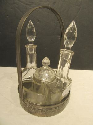 une carafe en verre surmontée d'un bougeoir