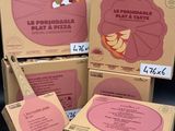 quatre boîtes de chocolats sont empilées les unes sur les autres