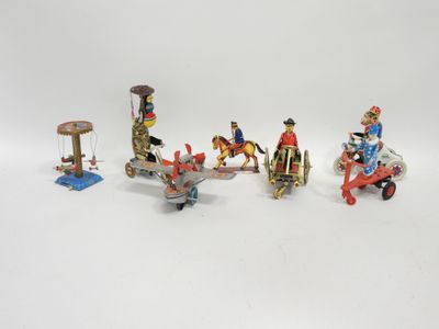 tout un tas de figurines qui sont posées sur une table
