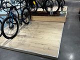 de nombreux vélos exposés dans le magasin