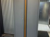 une armoire métallique avec une bande jaune sur la porte