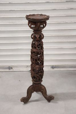 un grand bougeoir en bois orné de sculptures