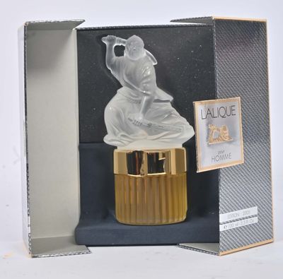 une figurine en verre représentant une femme, dans une boîte