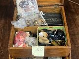 une boîte en bois remplie d'objets divers, posée sur une table