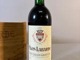 une bouteille de vin posée à côté d'une caisse en bois