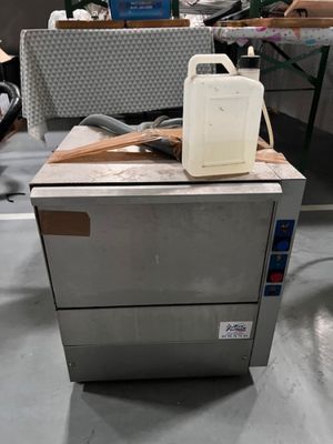 une machine posée sur une table