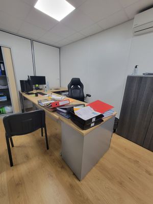 un bureau avec une chaise et un ordinateur dans une pièce