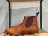 une paire de bottes marron posée sur une étagère en bois