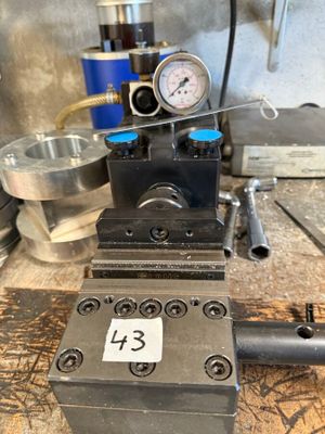 une machine posée sur une table dans un atelier