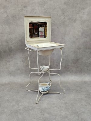 une petite table sur laquelle se trouvent un miroir et une tasse