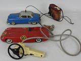 trois petites voitures et une clé de voiture posées sur une table