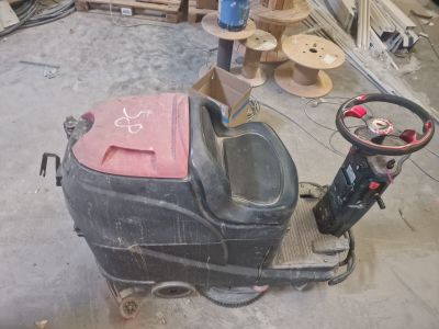 une machine placée au milieu d'une pièce