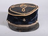 un chapeau noir orné d'un motif doré