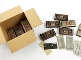 une boîte en carton remplie de timbres et tout un tas d'autres timbres