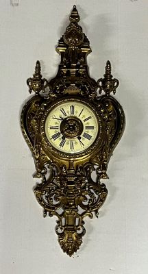 une horloge accrochée au mur sur fond blanc