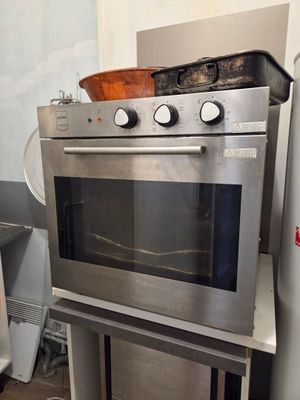 un four posé sur un support dans la cuisine