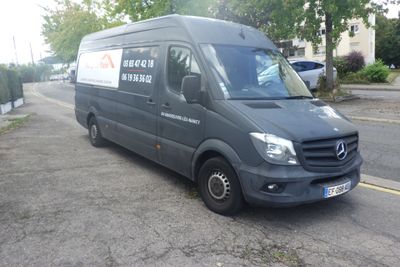 une camionnette garée sur le côté de la route