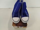 une paire de chaussures bleues posée sur une boîte