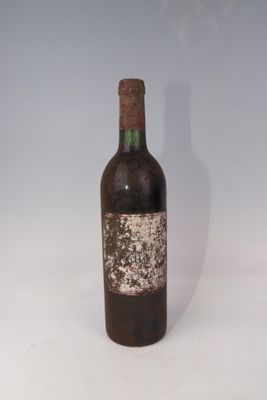 une bouteille de vin posée sur une table