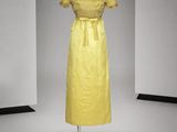 une photo d'une robe jaune sur un présentoir à mannequin