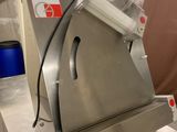 une machine posée sur le comptoir de la cuisine
