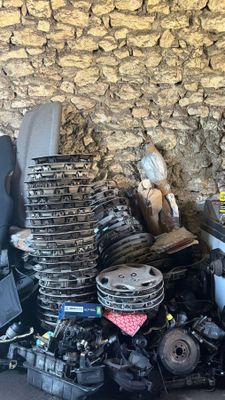 un tas de vieilleries posé à côté d'un mur de pierre